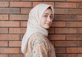 Tampil Monokrom ala Selebgram Helmi Nursifah dengan Pilihan Kemeja Motif Gingham di Bawah Harga Rp 400 Ribu!