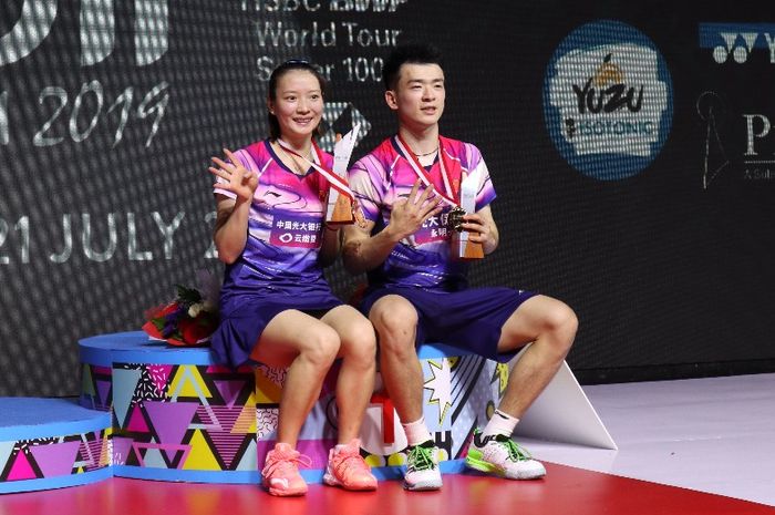 Pasangan ganda campuran China, Zheng Siwei/Huang Yaqiong, berpose di podium kampiun setelah memenangi babak final Indonesia Open 2019 di Istora Senayan, Jakarta, Minggu (21/7/2019).