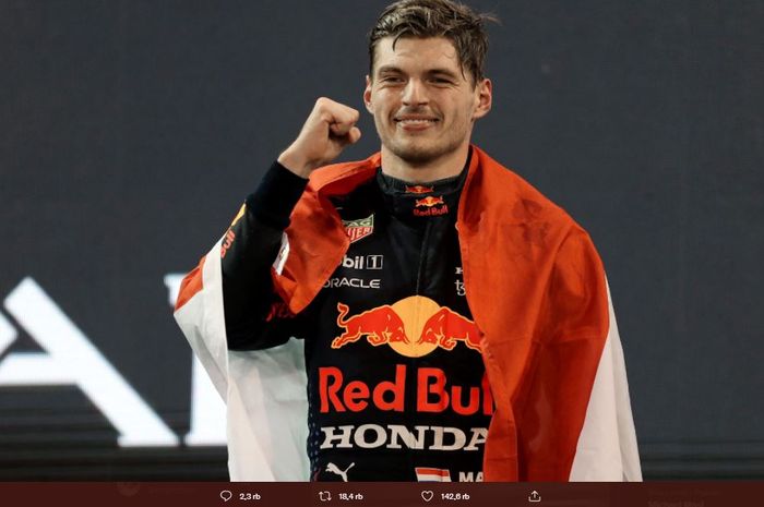 Pembalap Red Bull Racing, Max Verstappen, saat naik podium pertama F1 GP Abu Dhabi 2021 di Sirkuit Yas Marina, Minggu (12/12/2021). Pada momen tersebut, Verstappen sekaligus meraih gelar F1 2021 usai mengalahkan Lewis Hamilton (Mercedes).