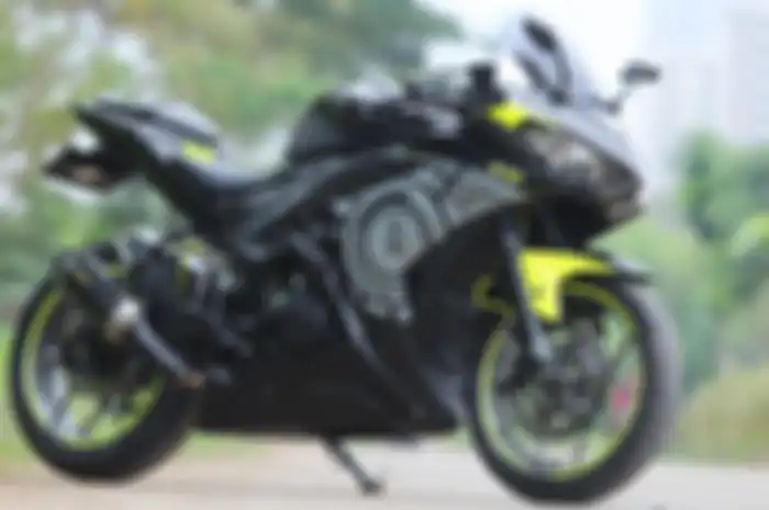 Yamaha R25 milik Kristian Iskandar yang diberi livery khas helm Valentino Rossi saat test GP Valencia 2013