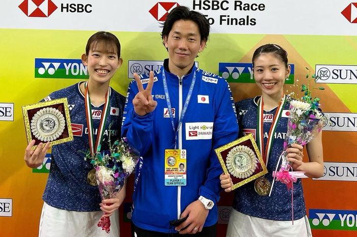 Ganda putri Jepang, Nami Matsuyama/Chiharu Shida, berpose setelah memenangkan gelar India Open 2023