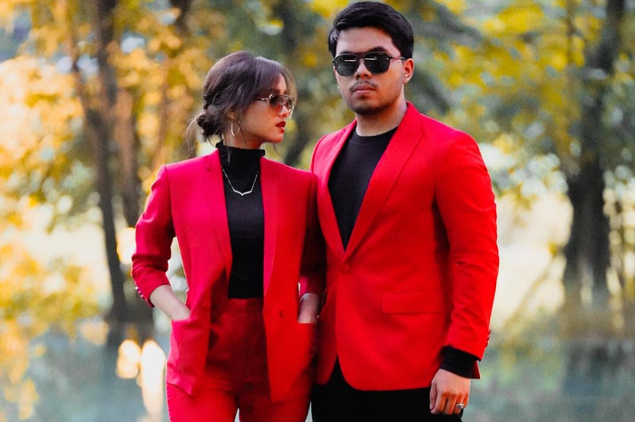 Gaya kompak Fuji An dan Thariq Halilintar pakai blazer merah