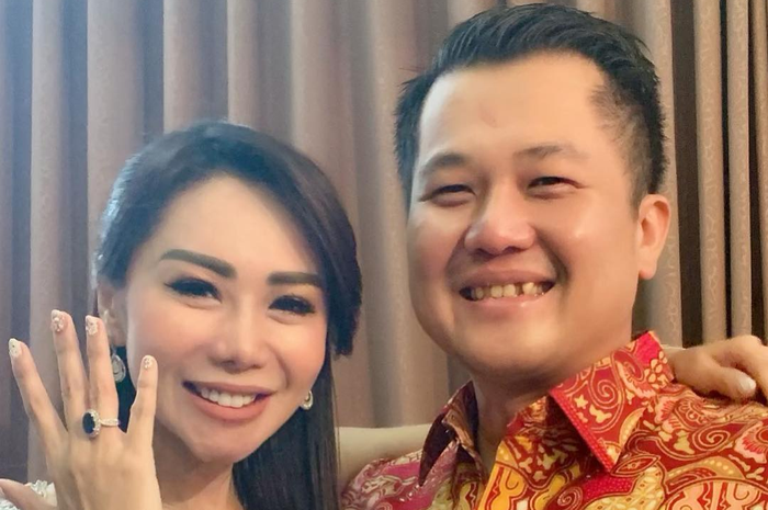 Femmy Permatasari dan calon suaminya
