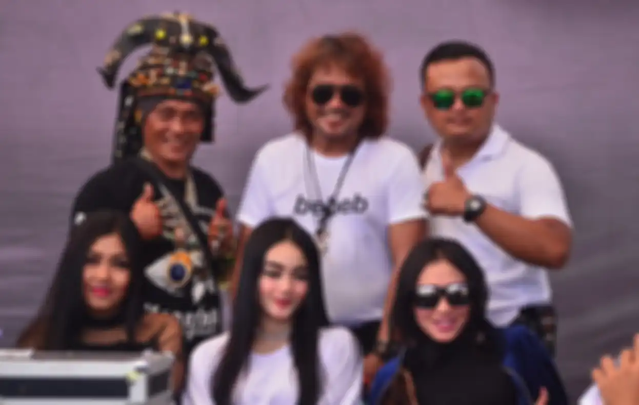Kang Komar (berdiri tengah) sangat ramah dan low profile