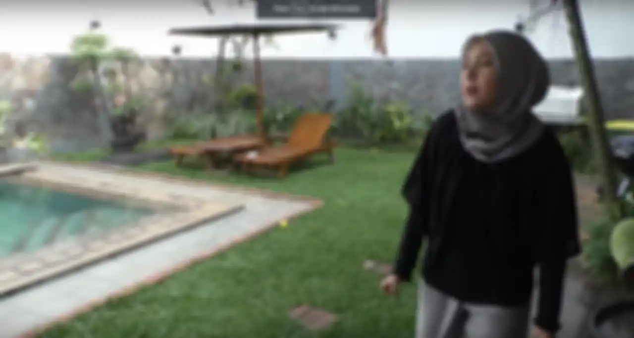 Halaman belakang rumah Ratna Galih