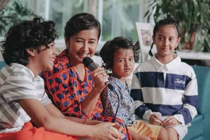 Widi Mulia beserta ketiga anaknya.