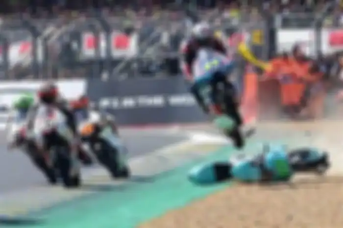 Jakub terbang setelah menabrak motor lawan