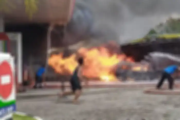 Ilustrasi mobil terbakar di SPBU