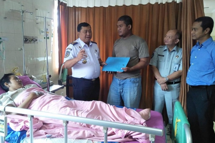 Irna kondisinya stabil dan sudah dijenguk.
