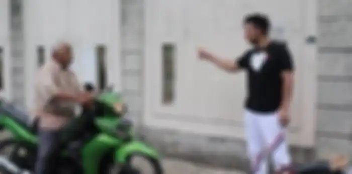 Baim Wong marahi kakek yang menawarkan dagangannya