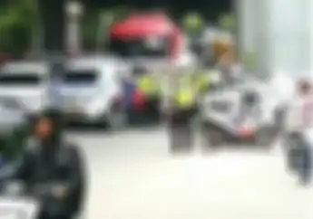  Gelar Razia di Jalur Cepat, Polisi Ditabrak Pemotor yang Melaju Kencang, Sempat Dihajar Tongkat   