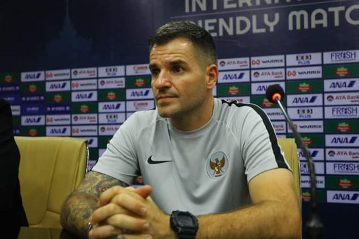 Pelatih timnas Indonesia Simon McMenemy saat memberikan keterangan pers pasca laga kontra timnas Myanmar, Senin (25/3/2019).