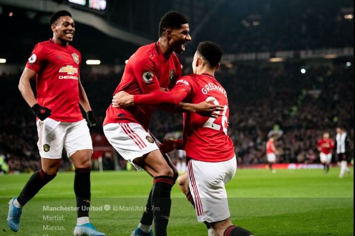 Anthony Martial (kiri ke kanan)), Marcus Rashford, dan Mason Greenwood merayakan gol untuk Manchester United ke gawang Newcastle United.