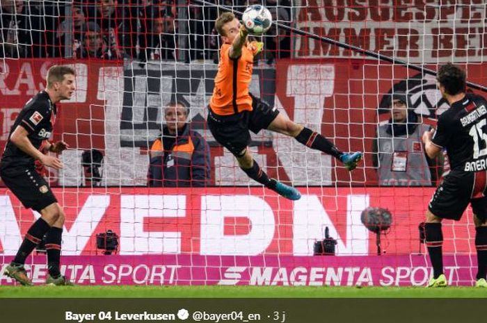 Kiper Bayer Leverkusen, Lukas Hradecky, melakukan penyelamatan ketika timnya melawan Bayern Muenchen di Stadion Allianz, Muenchen, pada Ahad (1/12/2019).