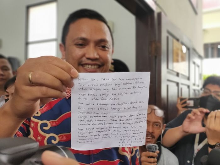 Pengacara Bharada E tunjukkan surat permohonan maaf kliennya di Pengadilan Negeri Jakarta Selatan, Selasa (18/10/2022).