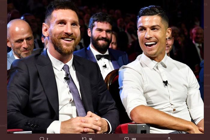 Cristiano Ronaldo dan Lionel Messi dalam sebuah momen penganugerahan Ballon d'Or.