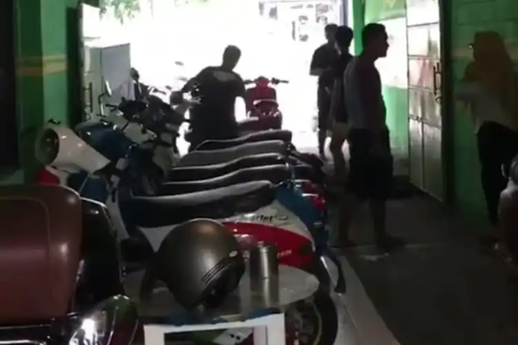Seventeen Garage Menuai Berkah, Sehari Buka Langsung Diserbu Ratusan Vespa Korban Banjir di Bekasi
