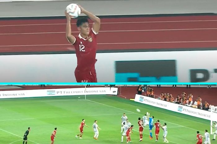 Lemparan jauh Pratama Arhan menjadi salah satu hal yang jadi sorotan utama meski timnas Indonesia kalah 0-2 dari Argentina di Stadion Utama Gelora Bung Karno, Jakarta, Senin (19/6/2023).