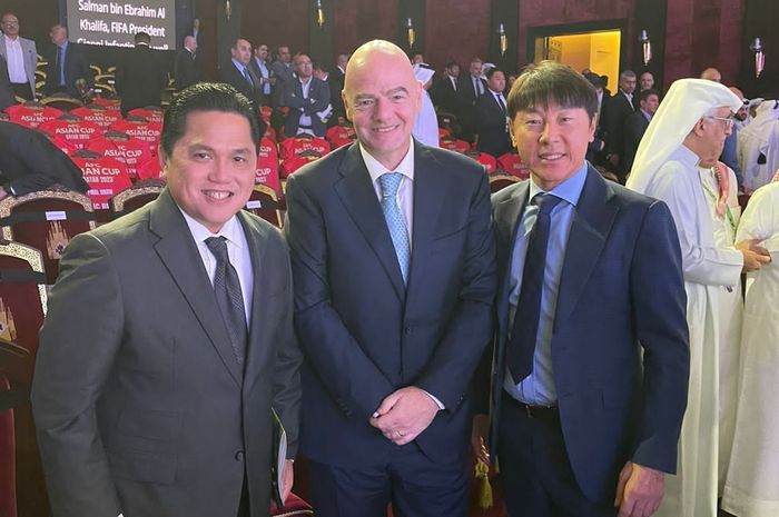 Ketua Umum PSSI, Erick Thohir dan pelatih timnas Indonesia, Shin Tae-yong yang berfoto bersama dengan Presiden FIFA Gianni Infantino saat menghadiri drawing Piala Asia 2023 di Doha, Qatar, Kamis (8/11/2023).