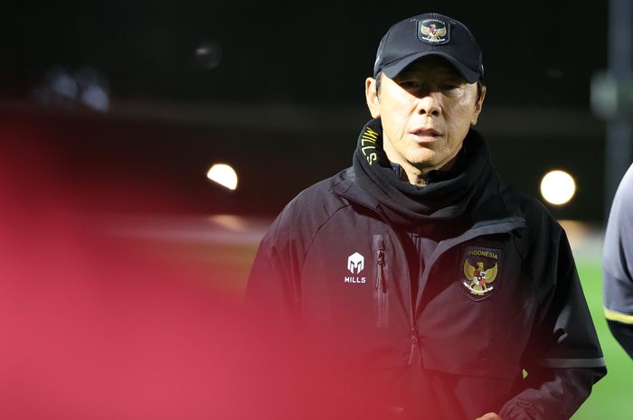 Pelatih timnas Indonesia Shin Tae-yong saat memimpin latihan perdana di Lapangan Al Egla 2, Doha, Qatar, Minggu (7/1/2024).