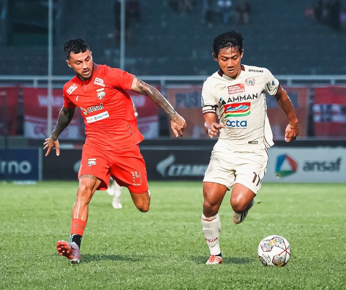 Gelandang Borneo FC, Stefano Lilipaly (kiri), sedang berduel dengan Bek Persija Jakarta, Firza Andika (kanan)