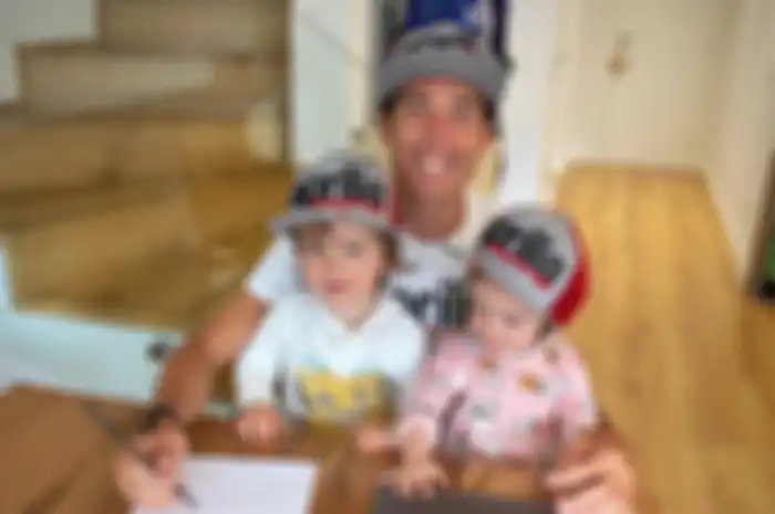 Aleix Espargaro disaksikan kedua putra-putri kembarnya memperpanjang kontrak bersama tim Aprilia MotoGP hingga 2022 mendatang