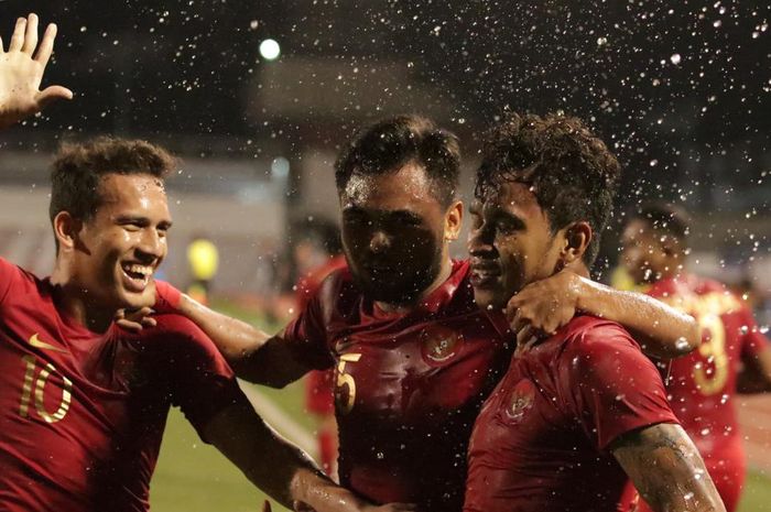 Trio pemain timnas U-22 Indonesia; Egy Maulana Vikri, Saddil Ramdani (tengah), dan Osvaldo Haay bergembira saat merayakan gol ke gawang timnas U-22 Singapura pada laga kedua sepak bola putra SEA Games 2019 di Stadion Rizal Memorial, Manila, Filipina, 28 November 2019.