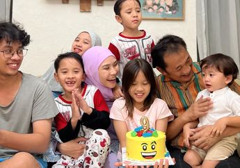 Zaskia Adya Mecca Geleng-geleng Kepala Anak Perempuannya Demen Main Sepak Bola, Istri Hanung Bramantyo Teringat Masa Kecil