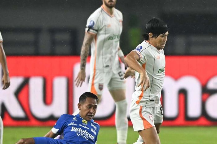 Suasana laga tunda pekan kedelapan Super League 2025/2026 antara Persib Bandung vs Borneo FC di Stadion Gelora Bandung Lautan Api, Jumat (5/12/2025) malam WIB