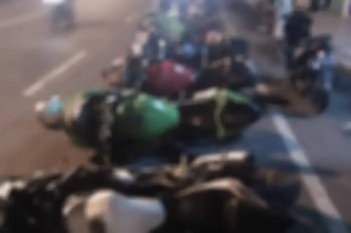 Aksi menidurkan motor yang dilakukan komunitas seru karena dilakukan berama-ramai