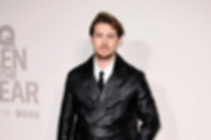 Joe Alwyn tampil di GQ Men of the Year Awards