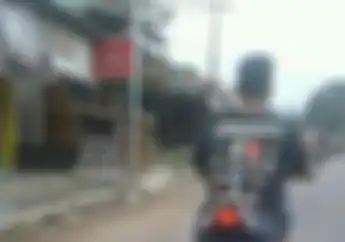 Sadis... Bukan Karena Enggak Pakai Helm, Pemotor Ini Dicaci Netizen Karena Gayanya
