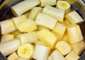Coba Mulai Nanti Malam Rebus Pisang Lalu Minum Airnya, Jangan Kaget Kalau Manfaat Luar Biasa Ini Langsung Terasa di Pagi Hari!