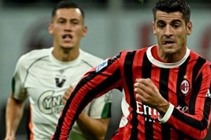 Bek Venezia, Jay Idzes, mengejar striker AC Milan, Alvaro Morata, dalam laga pekan ke-4 Liga Italia di San Siro, Sabtu (14/9/2024).