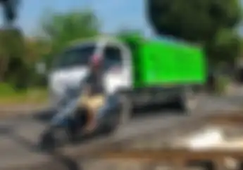 Kacau! Kelakuan Pengendara Motor di Perlintasan Kereta Api, Bikin Bingung Nanti Bagaimana Jalannya