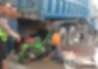 Astaga, Motor Legendaris Honda C70 Cium Ban Belakang Truk, Pemotor Terkapar Ditutup Kardus