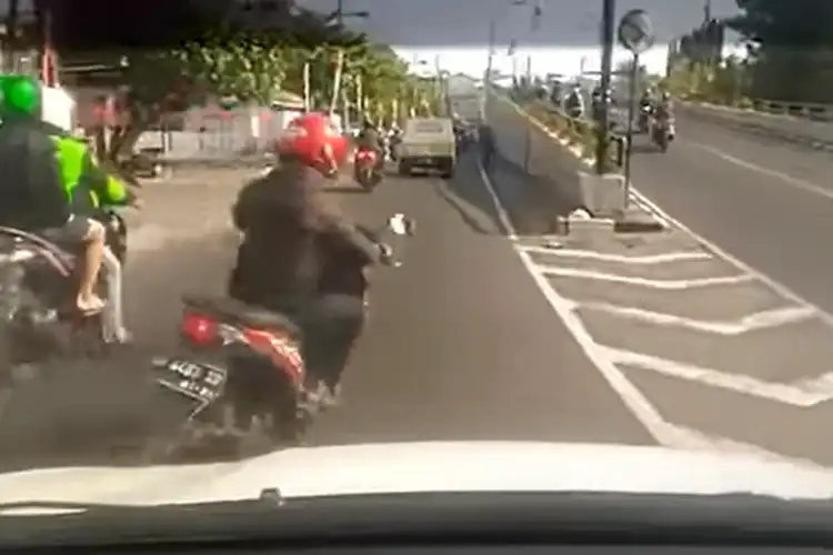  Video Detik-detik Pemotor Nyaris Tertabrak Mobil, Main Potong Jalur Mirip Pembalap
