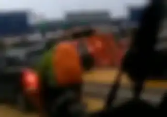 Kejadian Lagi, Video Bule Naik Motor Terobos Jalan Tol, Pengendara Mobil Kebingungan