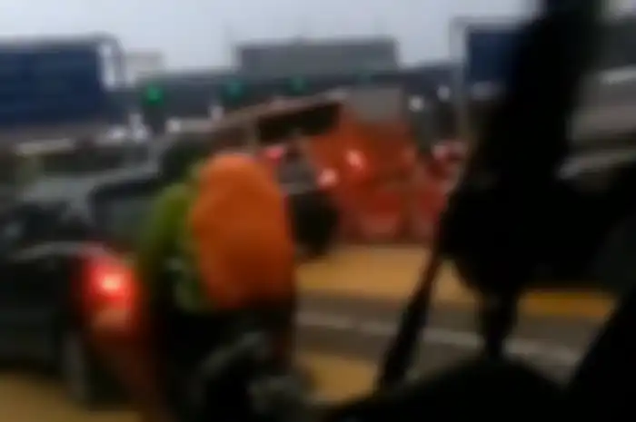 Seorang WNA (bule) yang mengendarai motor nyasar dan masuk ke jalan tol.