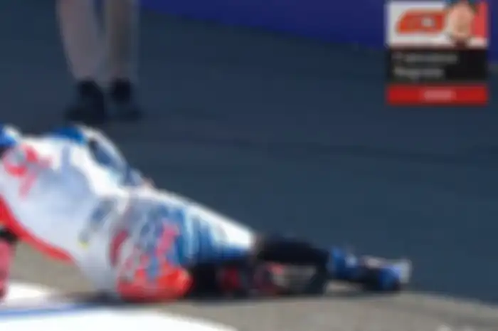 Pecco Bagnaia terkapar di depan pit MotoGP Valencia 2019