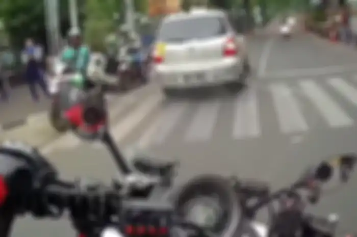Video Yamaha NMAX kejar Livina kabur dari polisi
