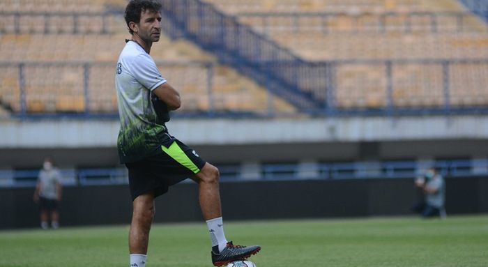 Pelatih Persib Bandung, Luis Milla, saat memimpin latihan di Stadion Gelora Bandung Lautan Api, Bandung, Selasa (20/9/2022).
