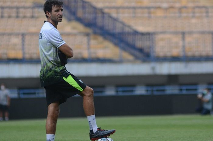 Pelatih Persib Bandung, Luis Milla, saat memimpin latihan di Stadion Gelora Bandung Lautan Api, Bandung, Selasa (20/9/2022).