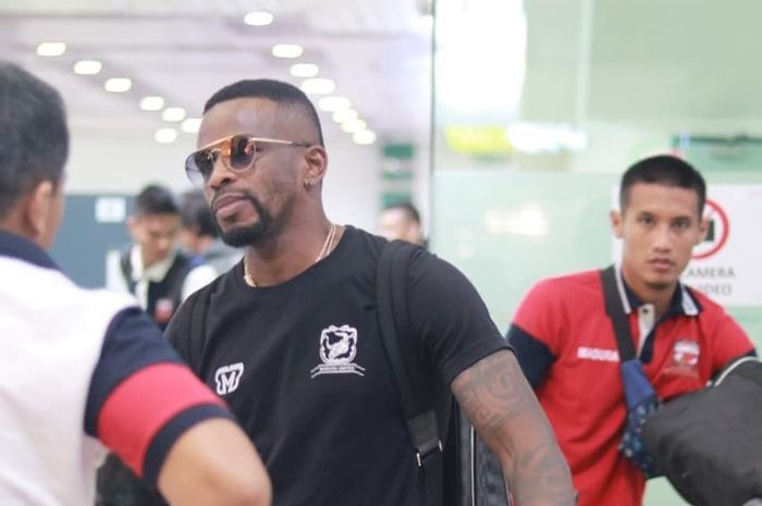 Greg Nwokolo bersama skuad Madura United saat tiba di Johor Bahru, Malaysia, Minggu (19/1/2020).