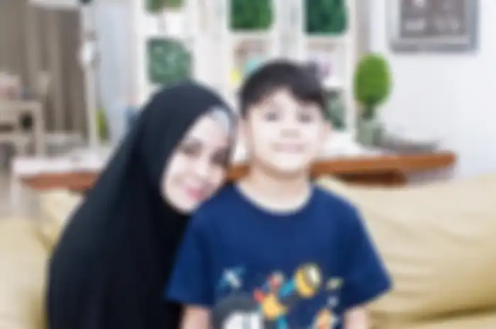 Risty Tagor dan anaknya dengan Rifky Balweel