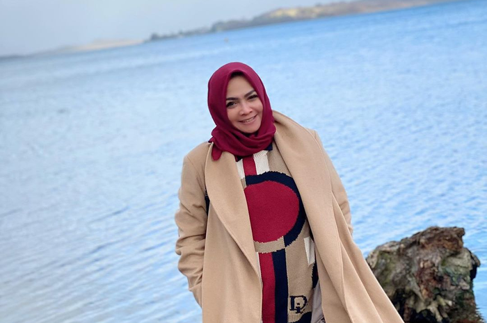 Tampilan Rieta Amilia kenakan sweater yang dibilang mirip karpet