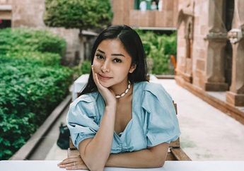 Sandang Gelar Sarjana, Nikita Willy Tampil Anggun Berkebaya Simpel