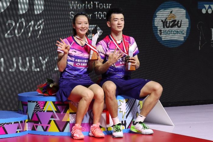 Pasangan ganda campuran China, Zheng Siwei/Huang Yaqiong, berpose di podium kampiun setelah memenangi babak final Indonesia Open 2019 di Istora Senayan, Jakarta, Minggu (21/7/2019).