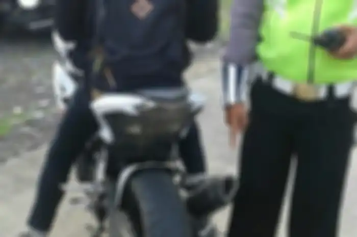 Kawasaki Ninja 250 pakai knalpot brong ditilang polisi karena dianggap melanggar aturan.