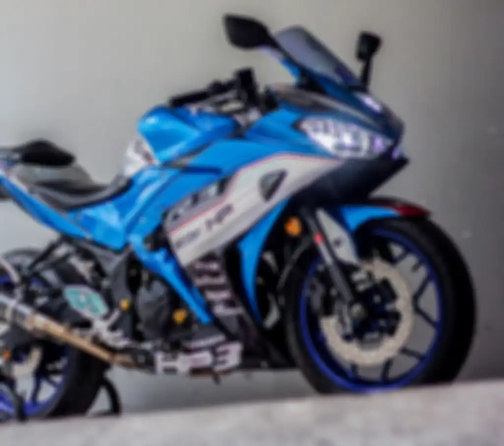 Yamaha R3 bergaya ala BMW HP4 race